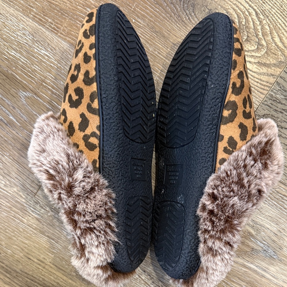 Leopard Print Women’s Slipper with Faux Fur Lining, Size 9.5/10 - Picture 3 of 4
